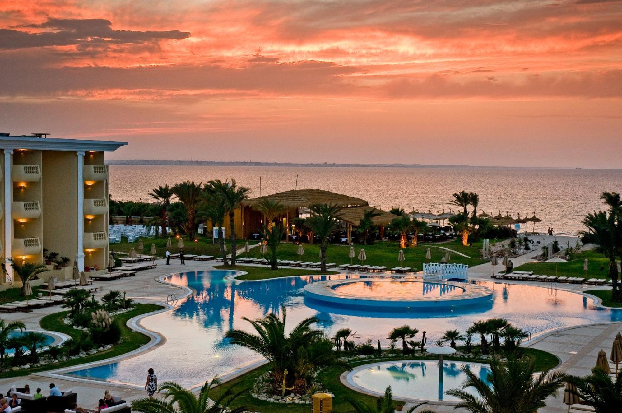 Royal Thalassa Monastir Exterior foto Sunset at the Iberostar Grand Hotel at Playa del Inglés, Gran Canaria